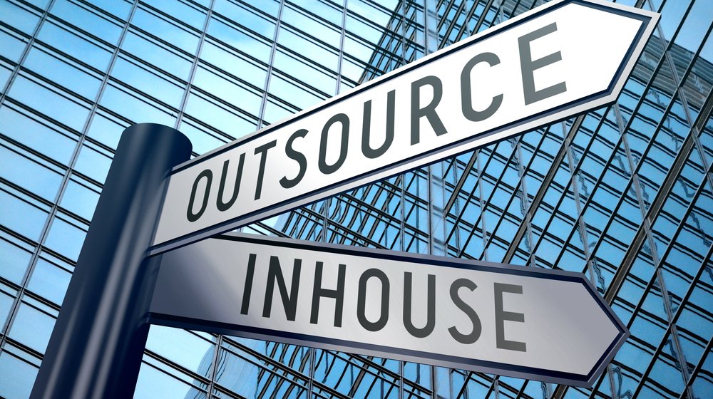 An illustration of choosing whether outsourcing or utilizing inhouse team